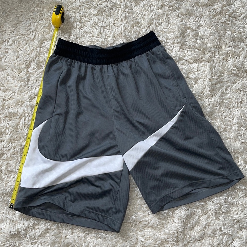 Men’s Dri Fit Nike athletic shorts (size:medium)